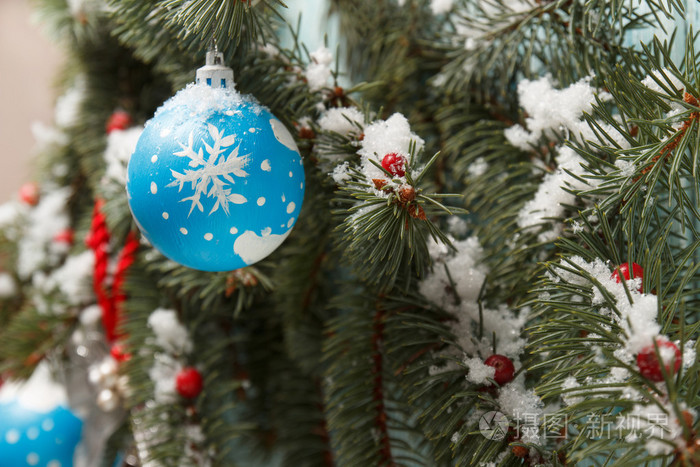 圣诞树上的装饰品，木制背景