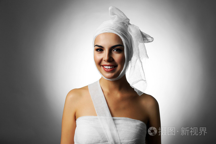 纱布绷带的年轻女子