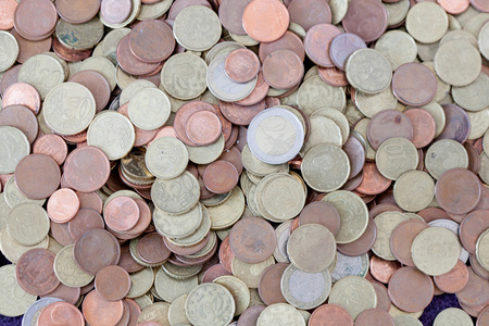 很多分散的欧元硬币