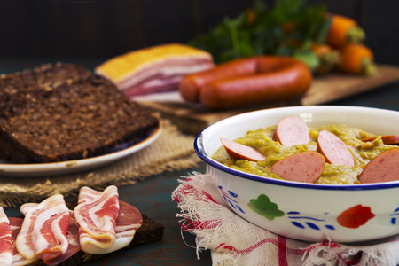 传统的荷兰豌豆汤和成分对乡村的表