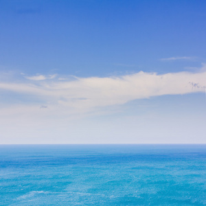 蓝色的天空和大海为背景