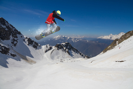 在山上飞滑雪板