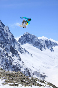 在山上飞滑雪板