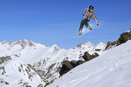 在山上飞滑雪板