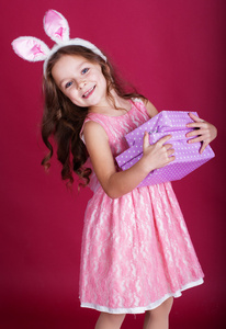 快乐的兔子女孩拿着礼盒