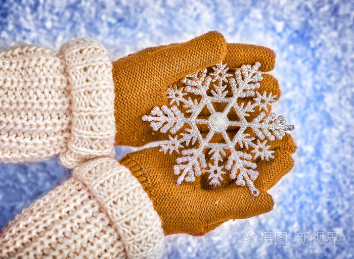 手里捧着雪花