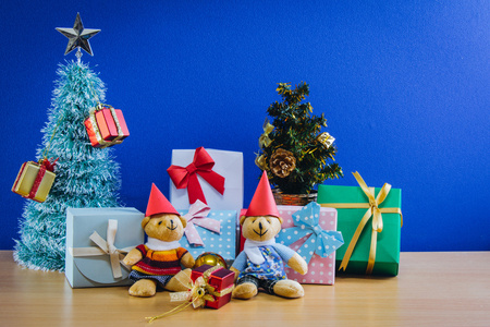 一对夫妇圣诞可爱熊 圣诞装饰圣诞装饰品，基督树，几个可爱的绸带，礼品