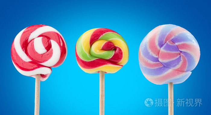 孤立在蓝色背景上的三个条纹的棒棒糖