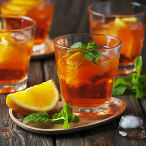 Aperol 与冰的眼镜