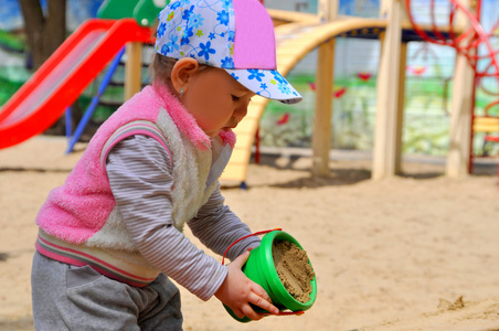 小孩子玩沙子图片