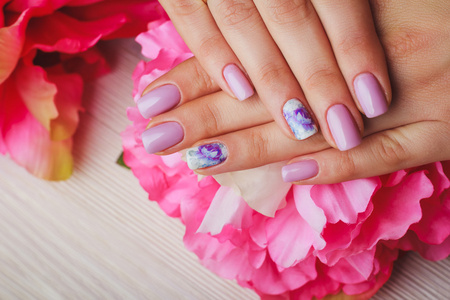 紫丁香指甲艺术，在浅色背景上印花