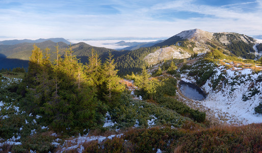 山下湖下的风景