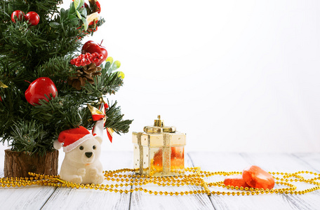 圣诞树, 金礼品盒, 球, 玩具熊, 糖果和装饰在复古复古白色桌子查出在白色背景