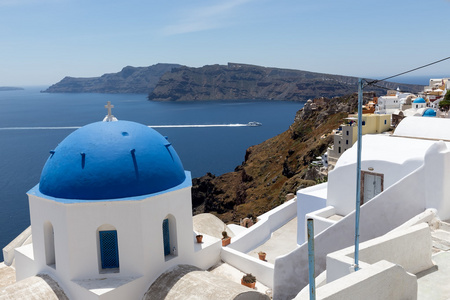 在希腊岛上伊亚口上的蓝色半球形的教会