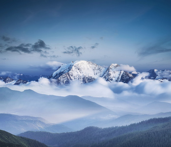 高山日出时