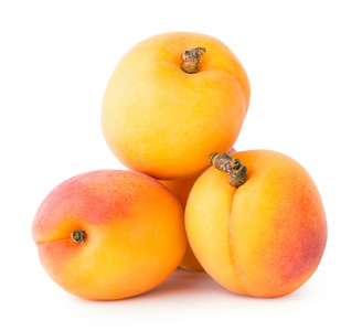 四个成熟杏子