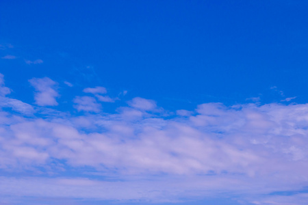 蓝色的天空和云背景