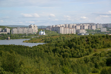 塞梅诺夫斯基湖和有人居住的住宅区的景色