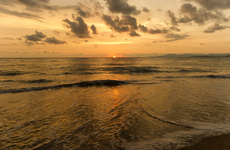 夕阳海浪