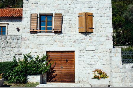 木制的百叶窗和门的房子。黑山