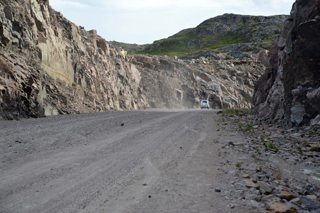 山地岩石品种开发中的土路。 科拉佩宁斯
