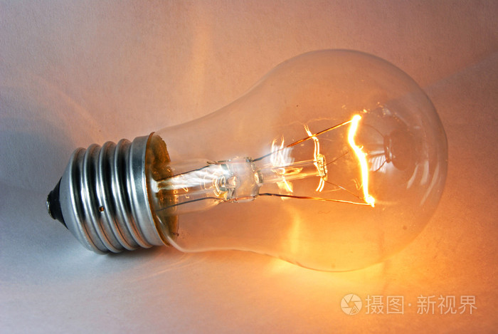 发光的灯泡闪光灯躺在白色的背景