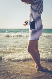 女孩站在海滩上的水