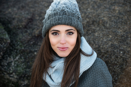 美丽微笑的女人，穿着冬季保暖的衣服和帽子