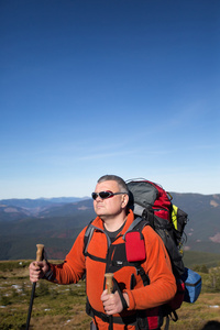 徒步旅行者在山里徒步旅行。体育和积极的生活