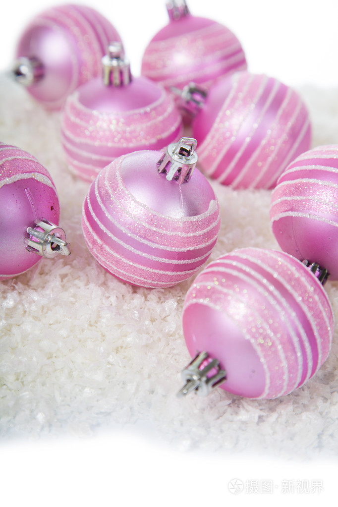 粉红色的球,在雪地上