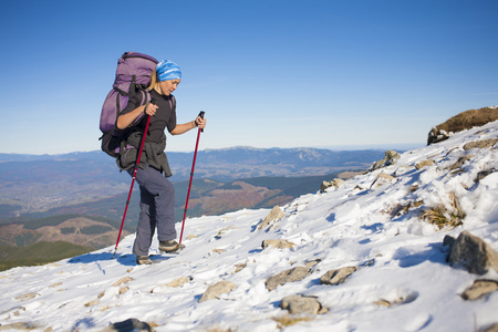 与背包登山者是在雪坡上