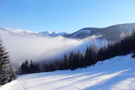 斜坡上滑雪度假村