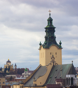 老屋顶 利沃夫 乌克兰之间升天教堂的高塔