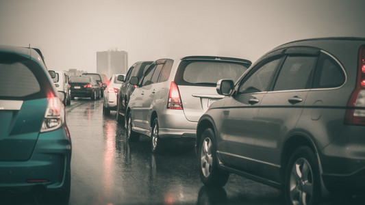 在雨天高速公路交通堵塞。