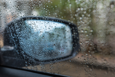 在车的后窗玻璃上的雨滴