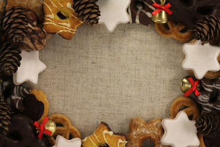 圣诞饼干的天然纤维织物的灰色背景