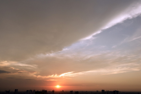 日落时分, 多云的天空和剪影建筑场景