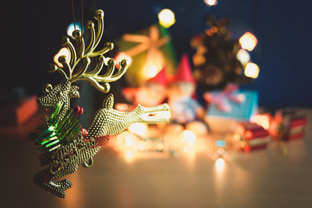 驯鹿和装饰品，圣诞小夜灯。圣诞树及其他装饰可爱小熊，礼物，丝带和