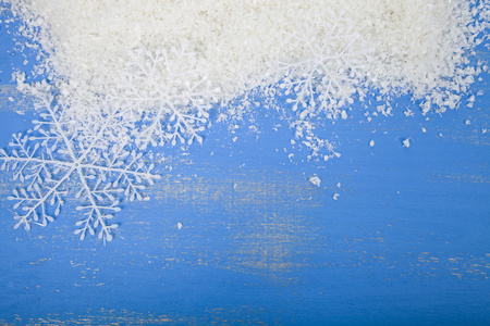 雪花和蓝色背景上的雪