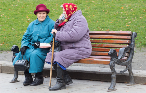 乌克兰。利沃夫2015年11月15日 积极退休, 一群老男性朋友在乌克兰利沃夫公共公园的长椅上谈笑风生