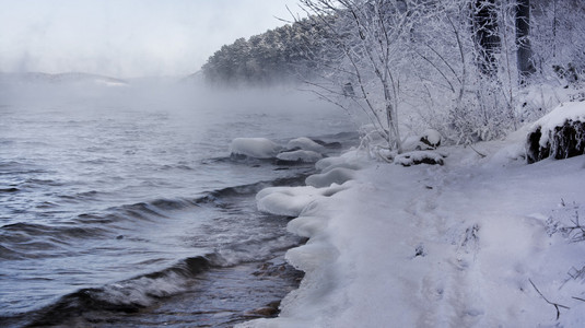 俄罗斯湖冬季水 雾 雪森林和山