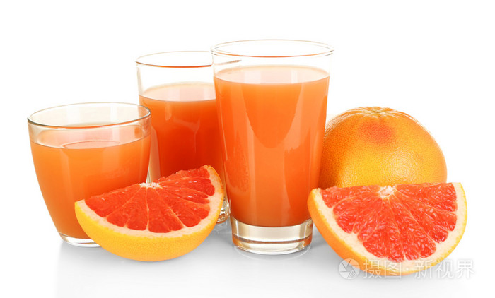 柑橘类果汁和新鲜水果上白色孤立