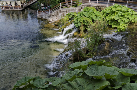 对岩溶泉水和瀑布的湖 Kleptuza 全景