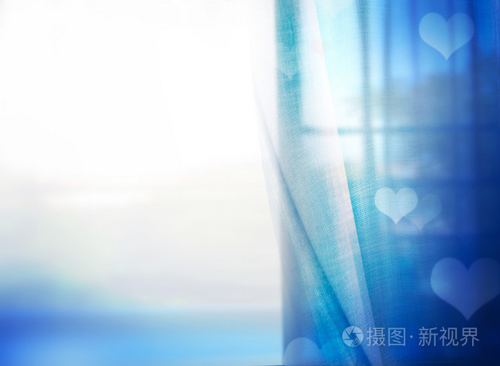 浪漫情人节的背景。带窗帘的蓝色窗口