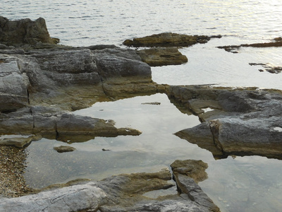 大海和岩石在日落时