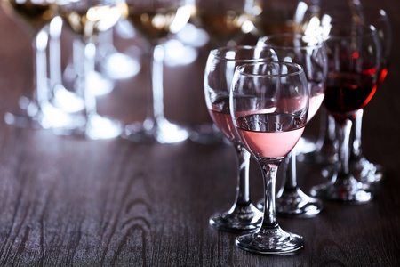 白色 红色和粉色酒杯酒对木桌特写