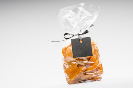 袋的蜜饯杏白和空白标签上孤立