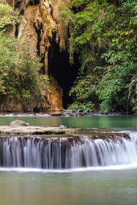 天堂瀑布与洞穴，位于 Thanbok Khoranee 国家公园的泰国，长时间曝光拍摄