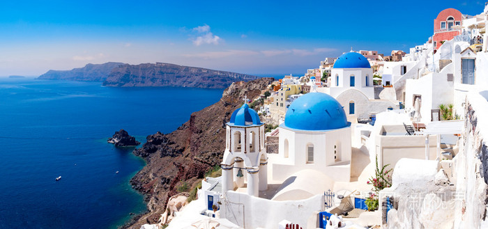 风景秀丽的全景美丽的白房子上圣托里尼岛