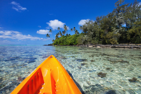 在热带海洋皮划艇照片